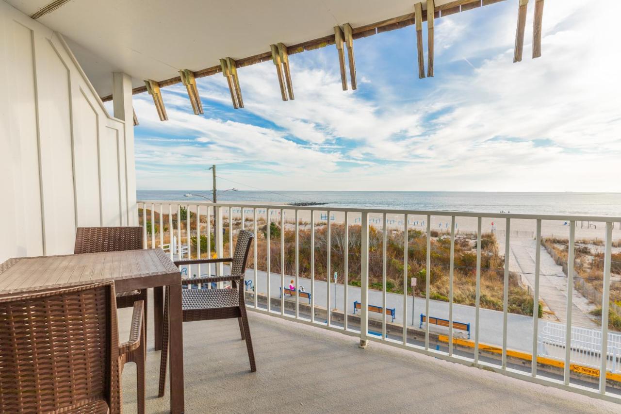 La Beachfront Hotel 4*